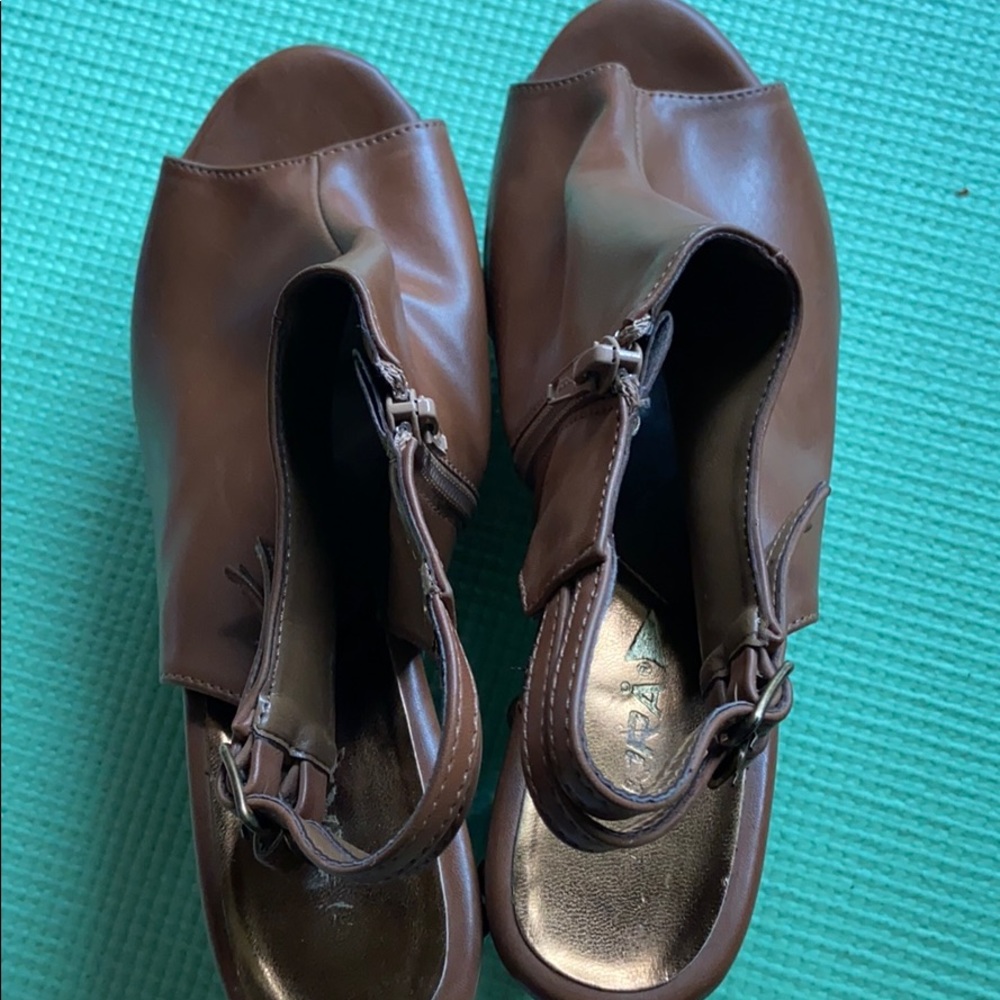 Good condition platform sandals! - Picture 3 of 3